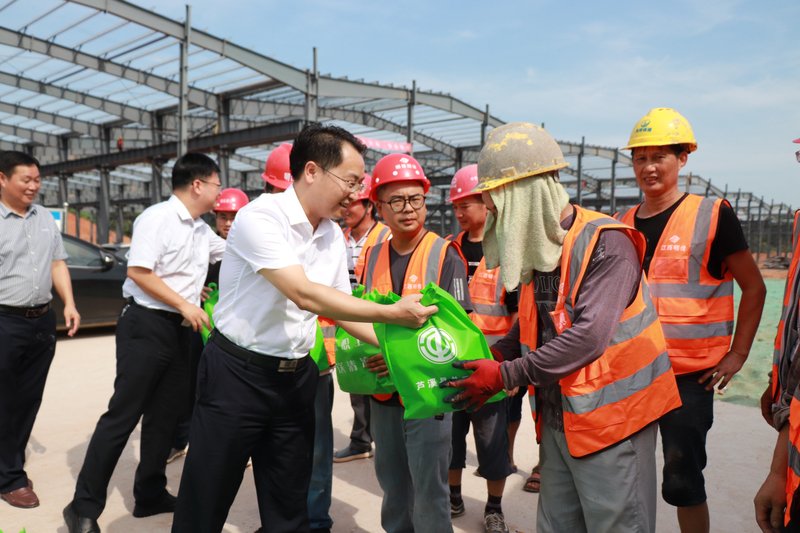 关爱职工 夏送清凉
