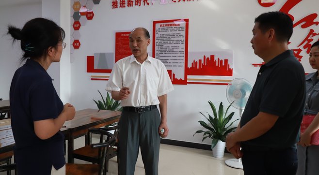 省总工会副主席任春山