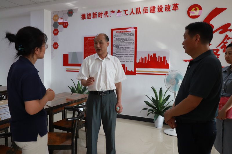 省总工会副主席任春山